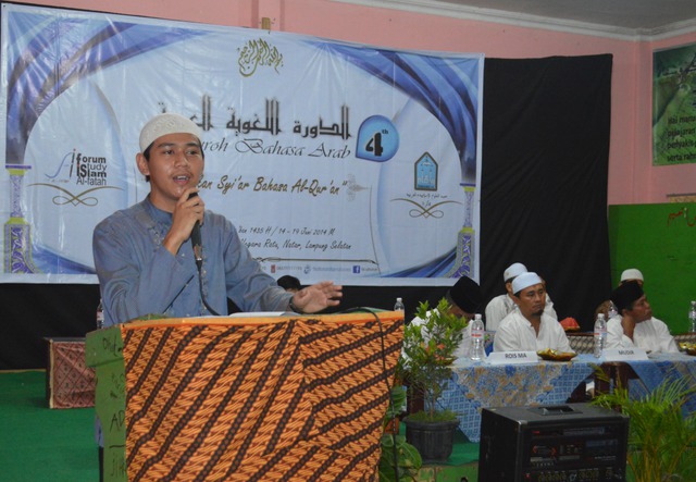 Ketua FSI, Rifa Berliana Arifin memberikan sambutan pada pembukaan pelatihan Bahasa Arab di Ma'had Al-Fatah Lampung, Jum'at (13/6) malam. (Photo MINA)