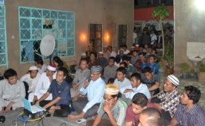 Burhanudin Badruzzaman, di tengah (memegang mic) saat telekonferen dengan relawan indonesia di Gaza, Selasa, 15/7) malam waktu Sudan. (Photo : Mustaqim/MINA)