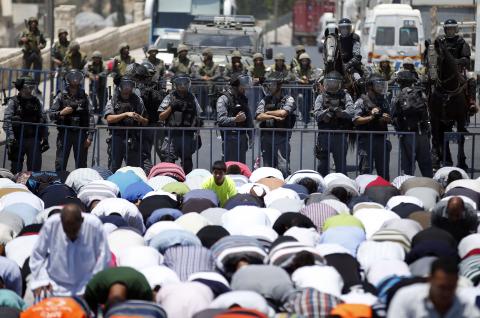 ISRAEL LARANG MUSLIM 50 TAHUN KE BAWAH SHALAT JUMAT DI AL-AQSA