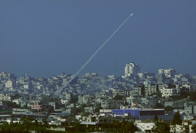 WARGA PALESTINA DUKUNG MUJAHIDIN LANJUTKAN SERANGAN ROKET KE ISRAEL