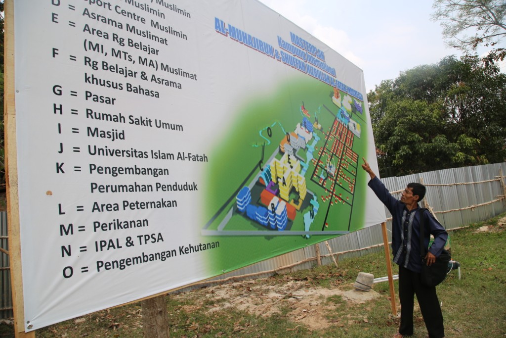 seorang warga tengah memperhatikan gambar masterplan Kampung Islam Internasional yang dipampang di lokasi peletakkan b atu pertama Masjid An-Nubuwwah Ponpes Al-Fatah, Lampung, Kamis, (6/11) Photo : (Hadis MINA)