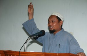 Supardi, M.Pd.I saat memberikan tausiyahnya dihadapan ratusan jama'ah Masjid Taqwa ponpes Al-Fatah, Senin, (24/11) malam. Photo By : Hadis MINA