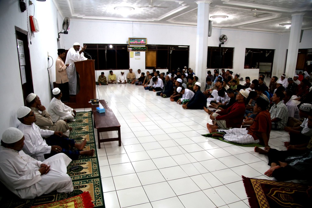 Syeikh Ahmad Said Salman, Wakil Rektor UHQIS Sudan saat memberikan tausiyahnya dihadapan ratusan santri dan warga Ponpes Al-Fatah Muhajirun Lampung, Selasa, (20/12) Malam. Photo By : Hadis/MINA.