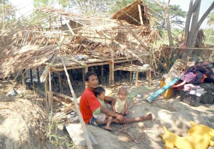 Seorang Rohingya bersama anaknya