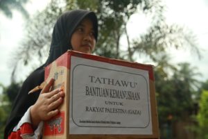 Seorang Muslimah membawa kotak bertuliskan Bantuan Kemanusiaan untuk Palestina. Photo By : Hadis/MINA