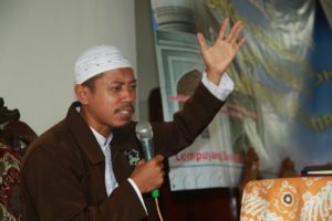 Ustadz Ali Romli, Pengasuh Ponpes Hidayatullah Yukum Jaya Lampung saat memberikan tausiyahnya pada Tabligh AKbar yang diadakan Jama'ah Muslimin (hizbullah) Lampung, Ahad, (18/1). Photo By : Hadis/MINA