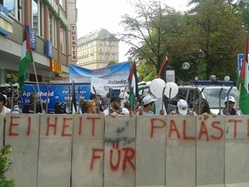 LSM YAHUDI AUSTRIA LAKUKAN PROTES PEMBANGUNAN TEMBOK PEMISAH DI PALESTINA