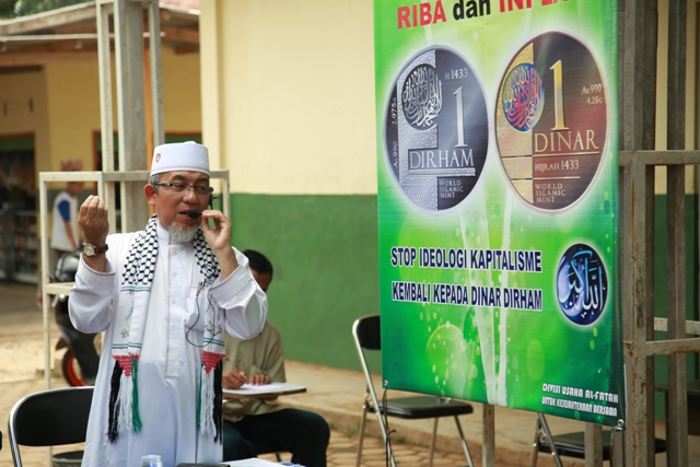 Imaamul Muslimin, KH. Yakhsyallah Mansur, MA saat memberikan sambutan pada pembukaan Pasar Ukaz di Komplek Ma'had Al-Fatah Lampung, Jum'at, (27/3). Photo By : Hadis/MINA