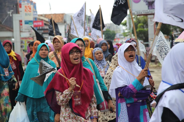 Sejumlah Muslimah bertakbir pada Pawai Akbar yang diadakan HTI Lampung, Ahad, (10/5). Photo : Hadis/MINA.