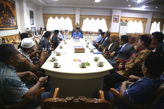 Duta Besar Palestina bersama Rombongan Aqsa Working Group (AWG) disambut Wakil Gubernur Lampung, ,Bachtiar Basri di ruang kerjanya, Rabu, (20/5). Photo : Hadis/MINA.