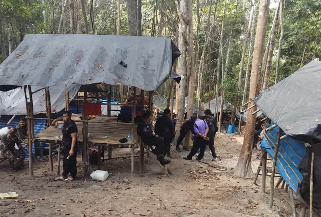 POLISI THAILAND TEMUKAN KAMP TERBESAR PEDAGANG MANUSIA