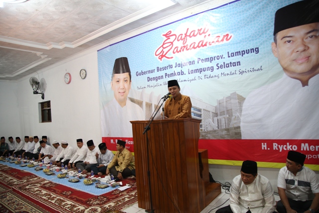 Gubernur Lampung, Ridho FIcardo saat menyampaikan sambutannya dihadapan ratusan hadirin pada Safari Ramadhan pertama di Ponpes Al-Fatah Muhajirun, Negararatu, Natar, LAmpung Selatan, (23/6). Photo : Hadis/MINA