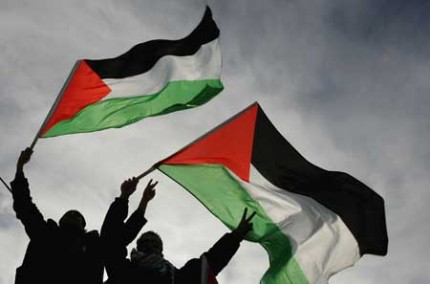 Tantang Larangan Israel, Pemuda Palestina Kibarkan Bendera di Jalan-Jalan Yerusalem