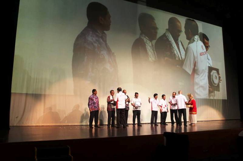 Pemimpin Redaksi MINA Ismet Rauf menerima penghargaan saat acara serah terima secara simbolis RS Indonesia dari rakyat Indonesia kepada Rakyat Palestina di Gedung Teater Jakarta Taman Ismail Marzuki, Sabtu (9/1) malam.(Foto: Rana/MINA)