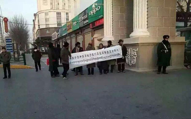 Siswa Muslim dan Tibet Protes Diskriminasi Pendidikan