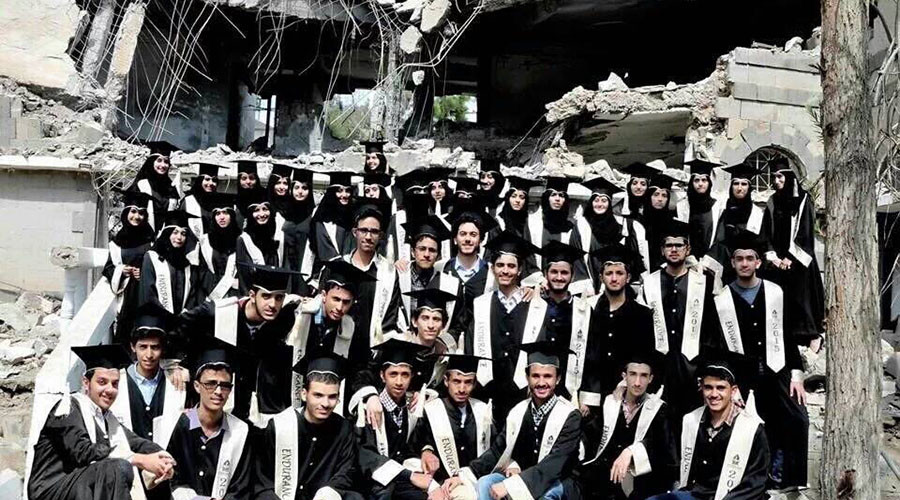 Graduasi SMA Yaman di Tengah Puing Reruntuhan