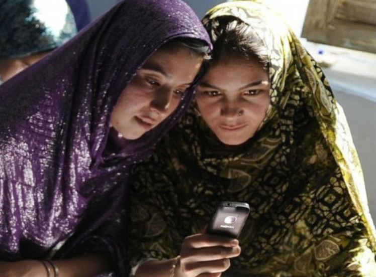 Dianggap Ganggu Belajar, Wanita India Dilarang Punya Ponsel