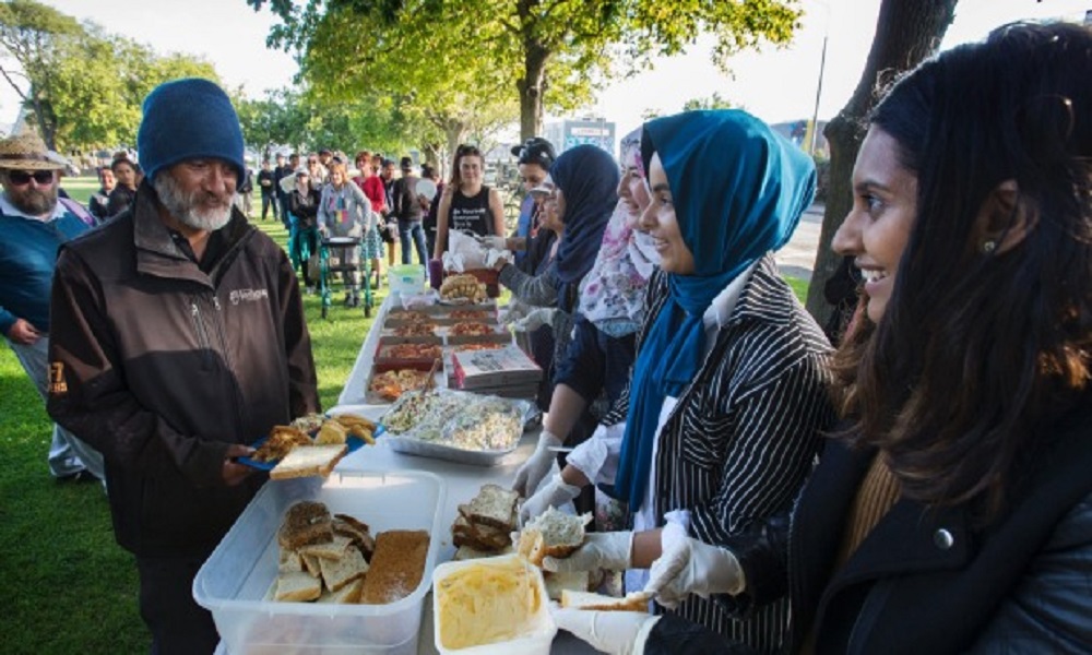 Pemudi Muslim New Zealand Bagi Makanan Gratis Kepada Tunawisma