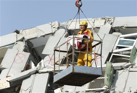 Dua Korban Selamat Gempa Di Tainan Berhasil Dikeluarkan Dari Reruntuhan Apartment