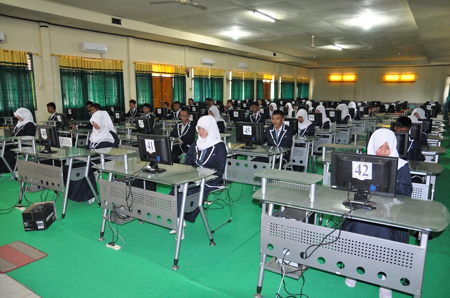 Ratusan Ribu Siswa Madrasah Aliyah Ujian Nasional 4 April