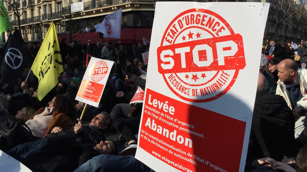 Ribuan Warga Perancis Kutuk Berlanjutnya Hukum Darurat