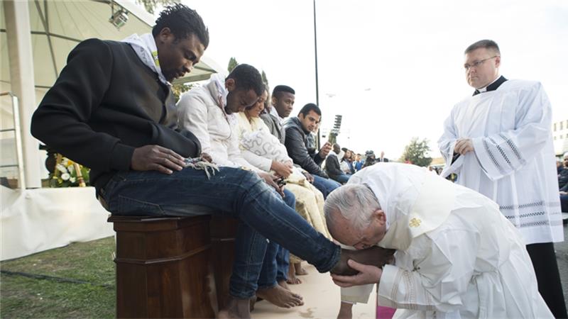 Paus Francis Cium Kaki Pengungsi Muslim
