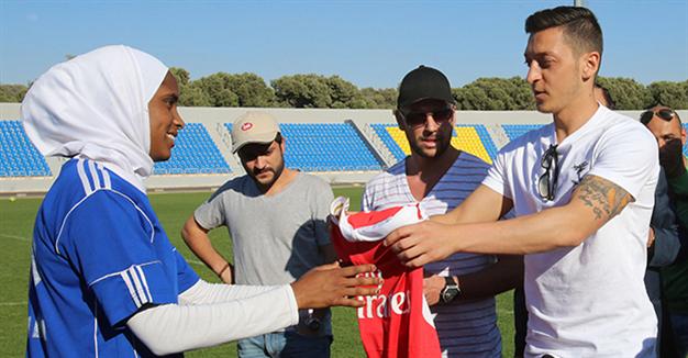 Ozil Bermain Sepakbola dengan Anak-anak Pengungsi Suriah di Yordania