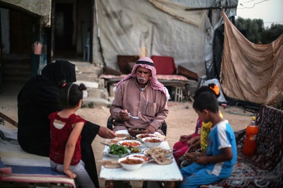 Keluarga Al-Qarra Berbuka Puasa Di Halaman Reruntuhan Rumah Mereka
