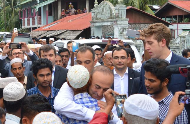 Menlu Turki Cavusoglu Buka Bersama Muslim Rohingya