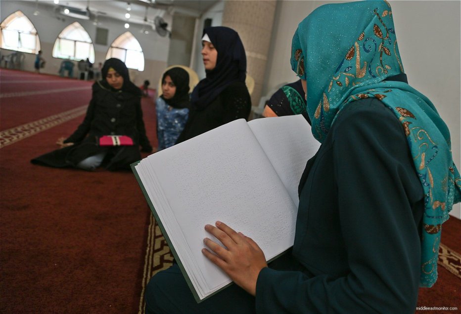 Anak-anak Tunanetra Gaza Ikuti Kursus Salin Al-Quran Dengan Huruf Braille