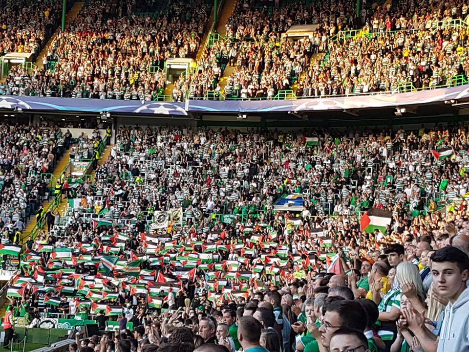 Pendukung Tim Glasgow Celtic Kibarkan Bendera Palestina Melawan Tim Sepakbola Israel