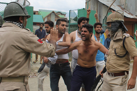 Jam Malam Dicabut, Bentrokan Baru Pecah di Kashmir