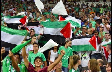 Suporter Etienne FC Perancis Ikuti Celtic Kibarkan Bendera Palestina