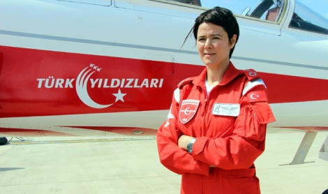 Mayor Esra Ozatay, Pilot Perempuan Komandan Jet Tempur Turki