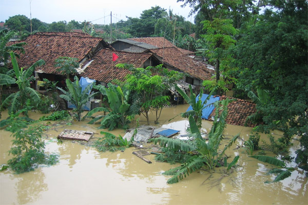 Banjir Akibat Tak Bijak Memperlakukan Alam
