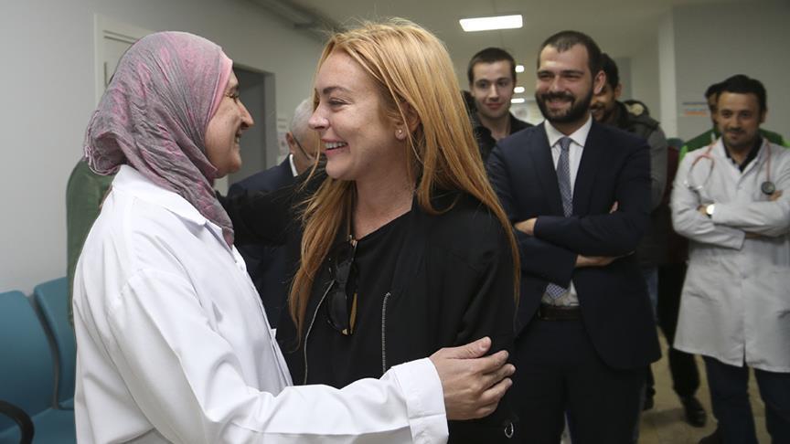 Lindsay Lohan Menangis Saat Kunjungi Pengungsi Suriah di Istanbul