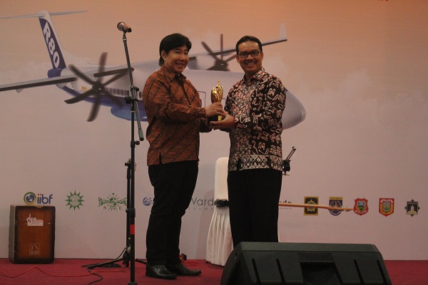 Bupati Kulon Progo Raih Penghargaan Beli Indonesia Award Pangaji Cakra Buana 2016