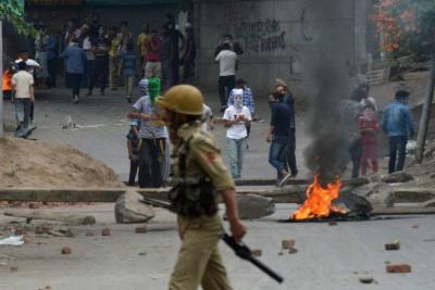 Bentrok Pecah di Kashmir Usai Salat Jumat, 60 Terluka