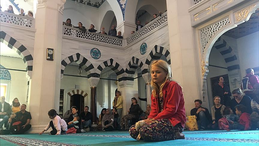 Warga Jerman Kunjungi Masjid untuk Mempelajari Islam