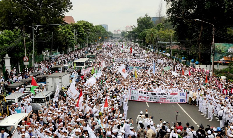 Lebih Dari 10 ribu Muslim Demo Tuntut Ahok di Balai Kota