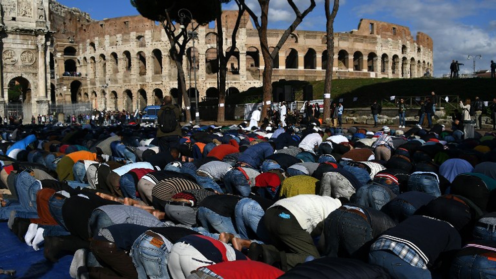 Masjid Ditutup, Ratusan Muslim Italia Shalat di depan Kolosseum Roma