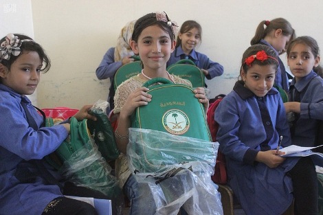 Saudi Distribusikan 150.000 Tas Sekolah Untuk Siswa Suriah di Yordania