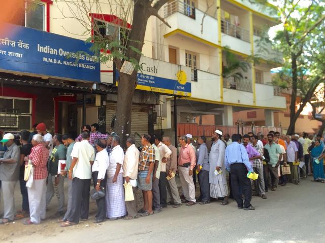 Warga India Berduyun-Duyun ke Bank Tukar 1.000 dan 500 Rupee