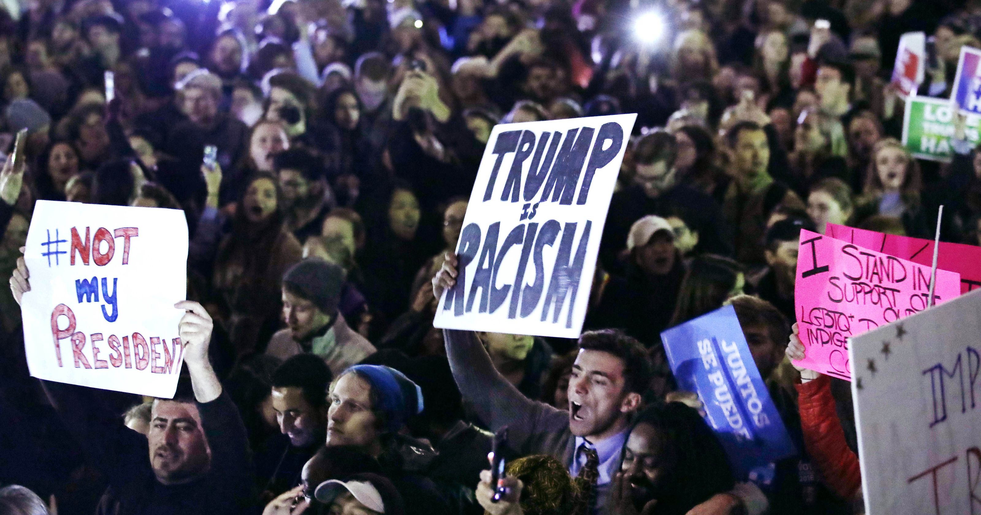 Ribuan Warga Turun ke Jalan Protes Trump