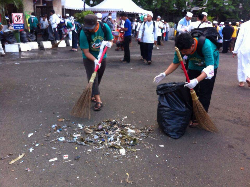 Relawan Pembersih Sampah Kawal Aksi Damai 4 November