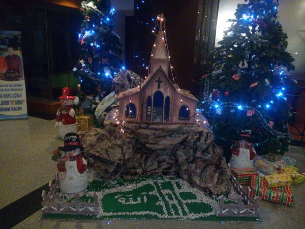 Ada Tulisan Arab Lafadz ALLAH di Pohon Natal