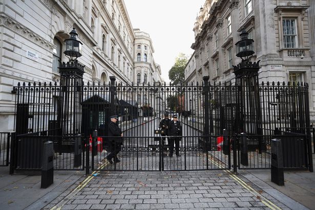 Gadis Suriah Berteriak Marah di Depan Gerbang Kantor PM Inggris