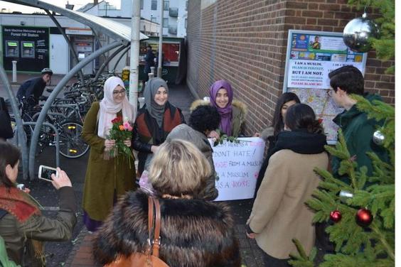 Muslimah Inggris Lawan Sentimen Anti-Islam dengan Bagikan Bunga Mawar