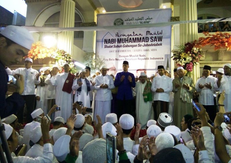 Ribuan Umat Islam Shalat Subuh Berjamaah dan Ikuti Acara Maulid Nabi Saw