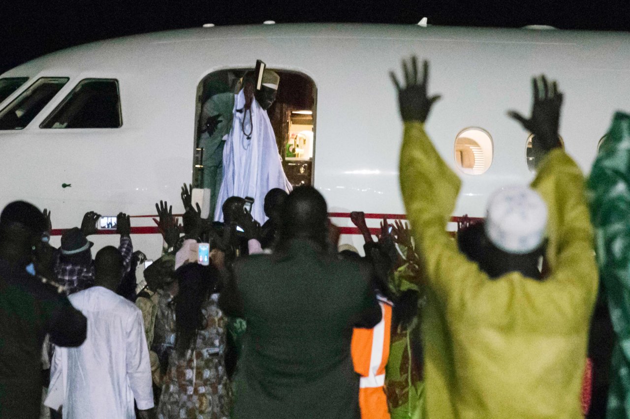 Perpisahan Yahya Jammeh Diwarnai Cium Al-Quran dan Tangisan Tentara